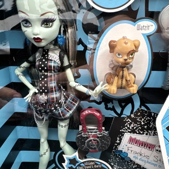 2021 Monster High Frankie Stein Boo-riginal Creeproduction Fashion Doll - Picture 7 of 7